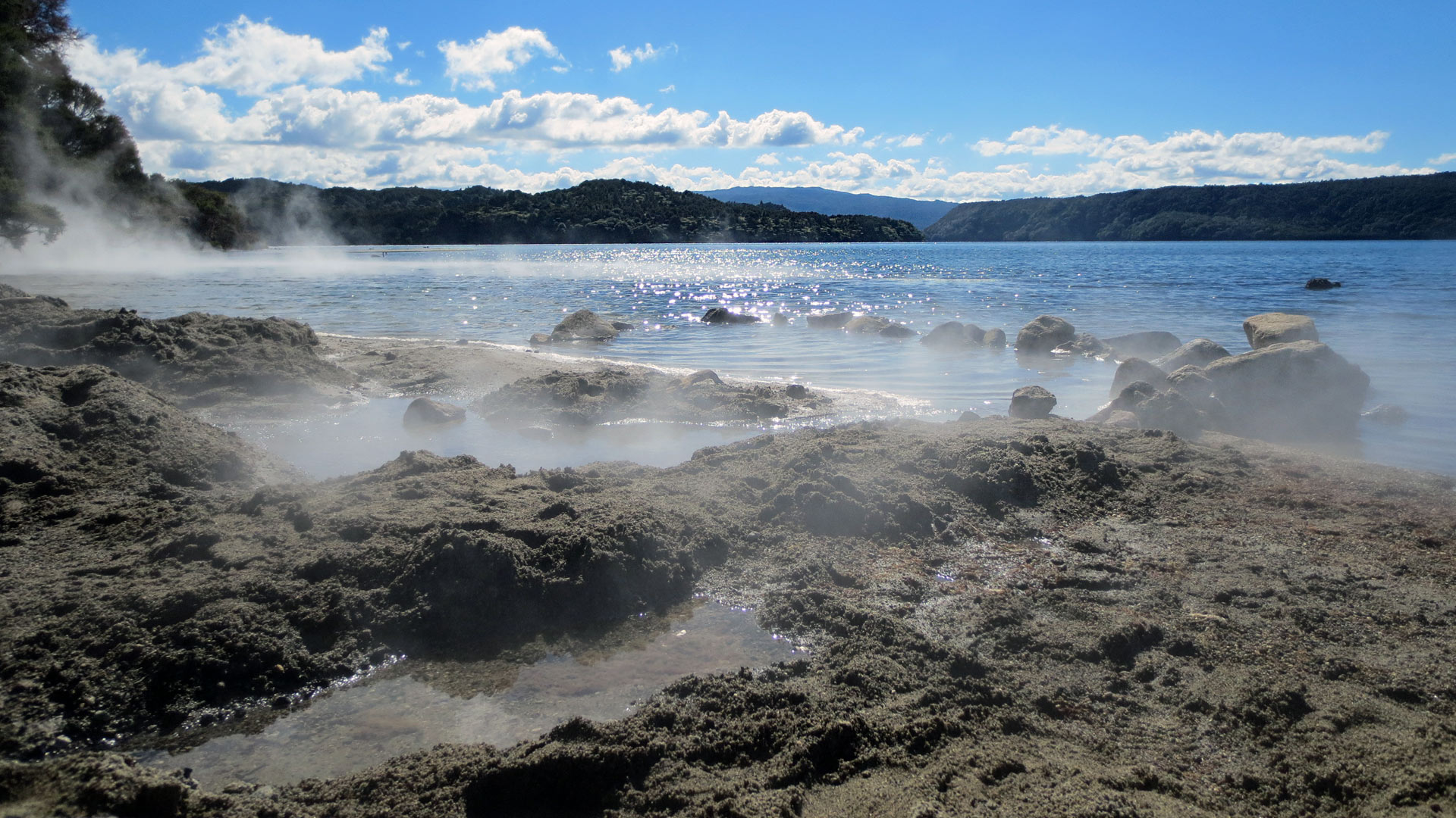 Hotter water. Hot Water Beach новая Зеландия. Пляж хот Уотер новая Зеландия. Пляж hot Water Beach, Коромандел, Северный остров. Горячий пляж hot Water Beach.